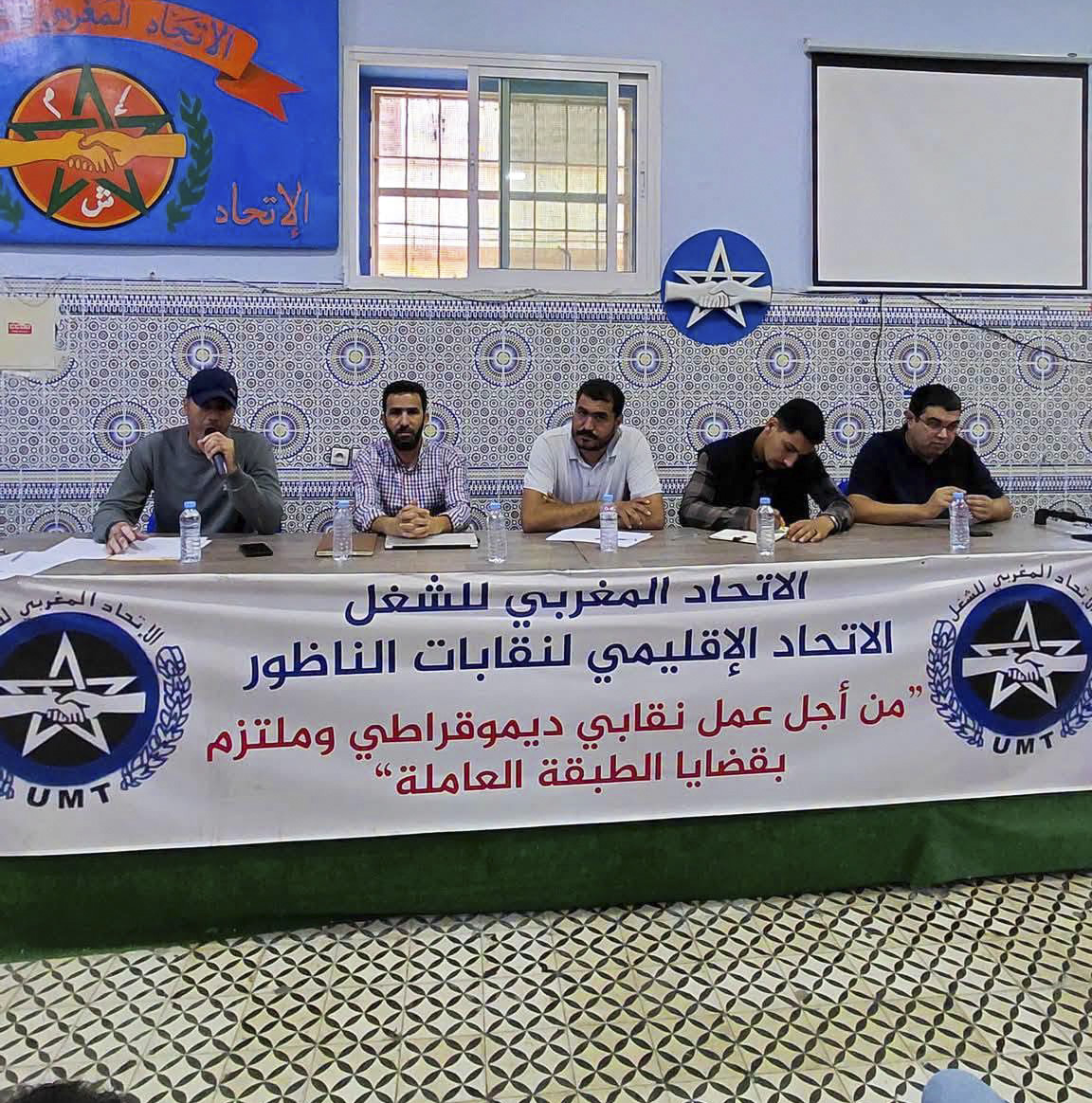 الأستاذ الباحث خليد العوني خلال إلقاء مداخلته العلمية بالناظور